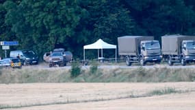 Des gendarmes sont positionnés devant la forêt d'Autreville, non loin de l'accident d'avions militaires qui a fait deux morts le 14 août 2024