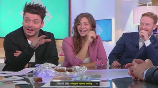 Kev Adams, Manon Azem et Côme Levin, les acteurs de "Gangsterdam", sur le plateau de "C à vous" jeudi.