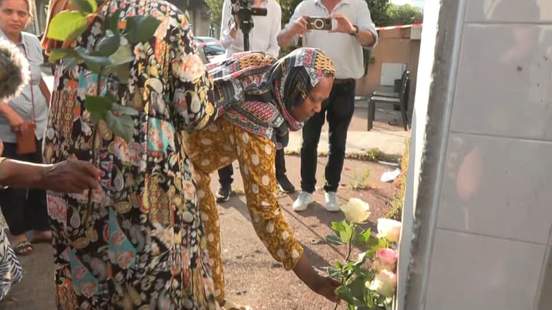 Des habitants déposant des fleurs devant l'immeuble touché par un incendie criminel à Nice le jeudi 18 juillet 2024.