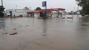 Les inondations qui frappent l'Etat du Queensland, dans le nord-est de l'Australie (comme ici, à Bundaberg), menacent plusieurs villes côtières et ont entraîné de nouvelles évacuations. /Photo prise le 1er janvier 2011/REUTERS/Services de police du Queens