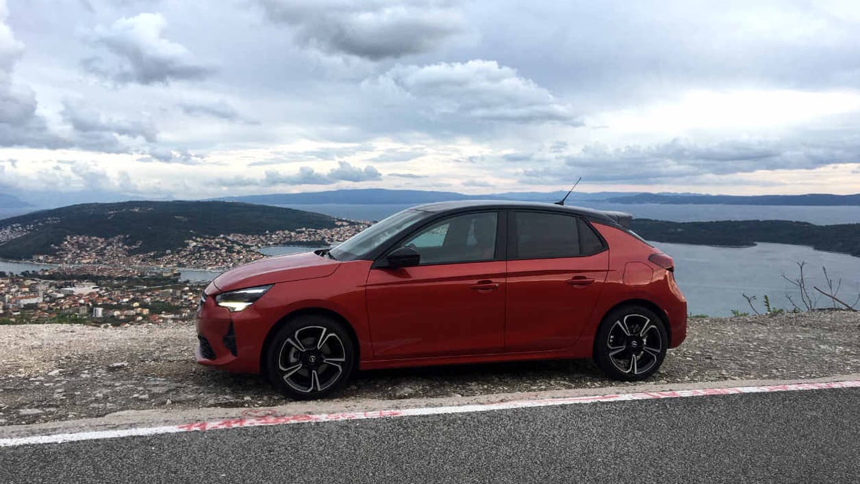 Avec 4,06 mètres de longueur, la nouvelle Opel Corsa est un peu plus longue que la Peugeot 208, sa cousine technique. Dans sa version la plus légère, elle pèse 980kg, grâce par exemple à un capot en aluminium ou une caisse en blanc 40 kg plus légère que la précédente. Avec 4,06 mètres de longueur, la nouvelle Opel Corsa est un peu plus longue que la Peugeot 208, sa cousine technique. Dans sa version la plus légère, elle pèse 980kg, grâce par exemple à un capot en aluminium ou une caisse en blanc 40 kg plus légère que la précédente.