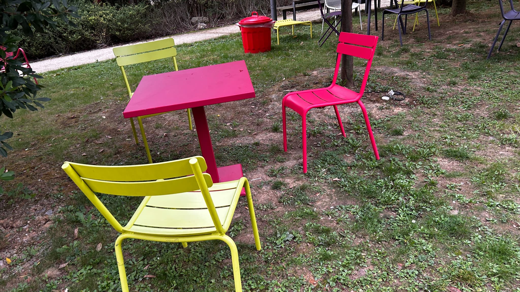 Le rendu des couleurs est réaliste et le capteur s'adapte globalement bien.