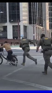 Ce cycliste esquive de justesse une arrestation de la police de l'immigration américaine