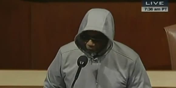 Bobby Rush, député démocrate en ancien membre des Black Panther, retire sa veste pour dévoiler un sweat à capuche en mars 2012. Il proteste alors contre le meurtre de Trayvon Martin, un jeune noir américain de 17 ans.