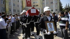 Des policier turcs portent les cercueils des deux policiers tués à Ceylanpinar