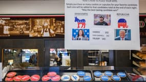 Une boulangerie fait le décompte des cookies vendus aux couleurs de Donald Trump et Kamala Harris, dans le Michigan.