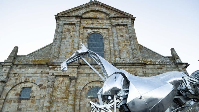 JO de Paris 2024: le cheval mécanique Zeus fait escale au Mont-Saint-Michel pour l'été