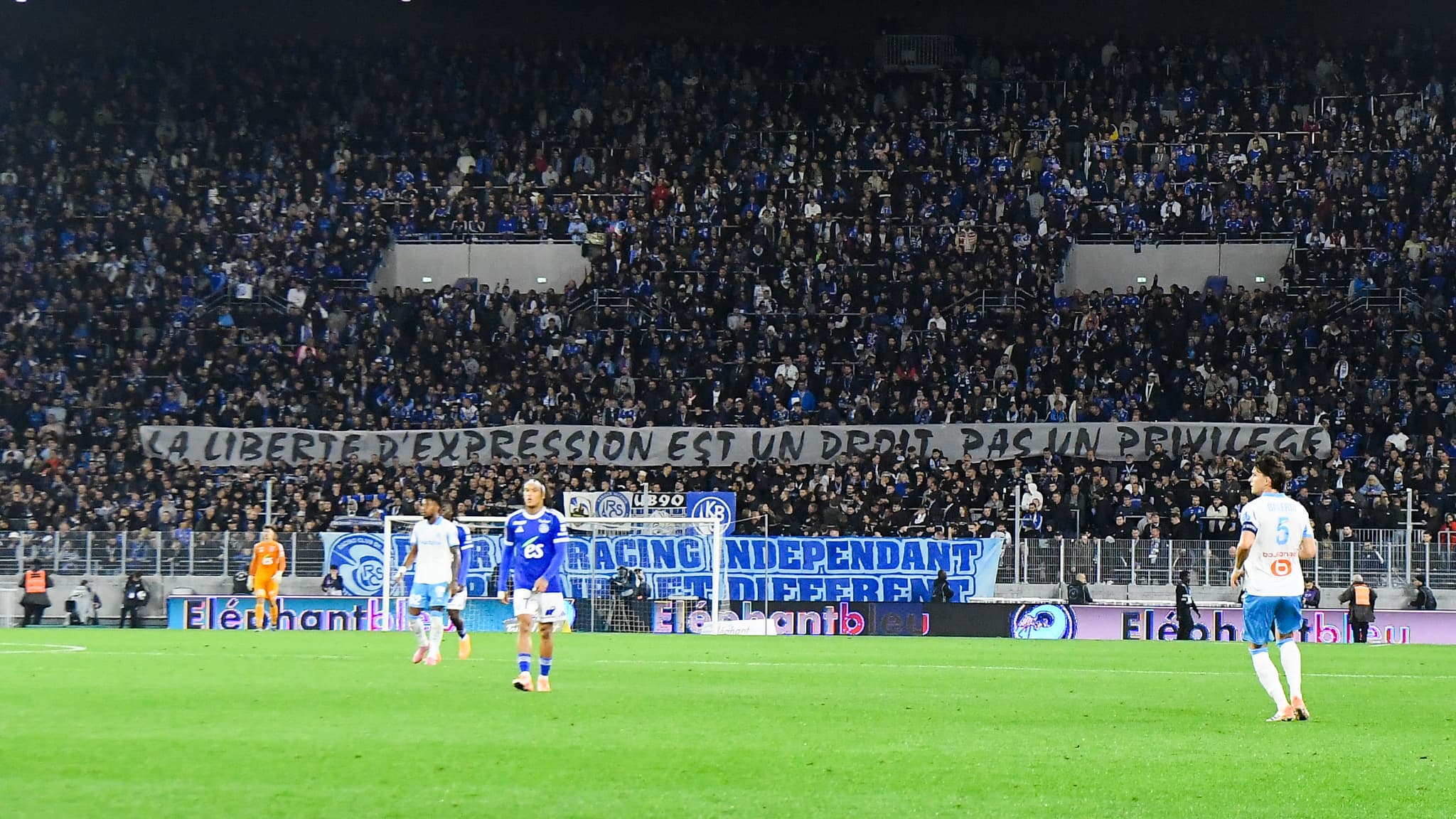 UNE MEINAU DIVISÉE: ENTRE GRÈVE DES ENCOURAGEMENTS ET BANDEROLE DE SOUTIEN, AMBIANCE SPÉCIALE POUR STRASBOURG-OM