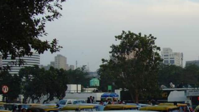 La circulation sur Connaught Place, en plein centre de New Delhi, en Inde.