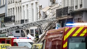 Des pompiers devant deux immeubles mitoyens qui se sont effondrés dans le centre de Lille, le 12 novembre 2022 dans le nord de la France