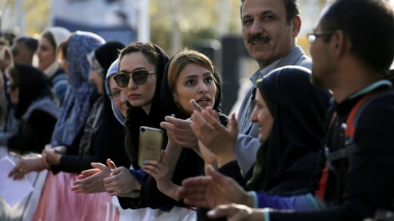Iran: face aux manifestations, les autorités pensent à modifier la loi sur le port du voile