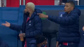 Kylian Mbappé et Neymar tendus sur le banc