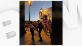 Un policier danse avec une touriste mexicaine pendant les Jeux de Paris.