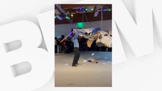 Des élèves ont tapé avec un bâton sur une grande structure en carton représentant une voiture de police à la Haute Ecole des Arts du Rhin, jeudi 29 janvier 2026. 