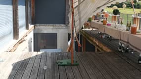 Une terrasse effondrée dans une salle polyvalente de Saint-Pierre, dans le Cantal, juillet 2024 