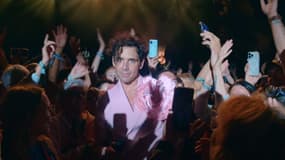 Le chanteur Mika dans le clip de "C'est la vie".