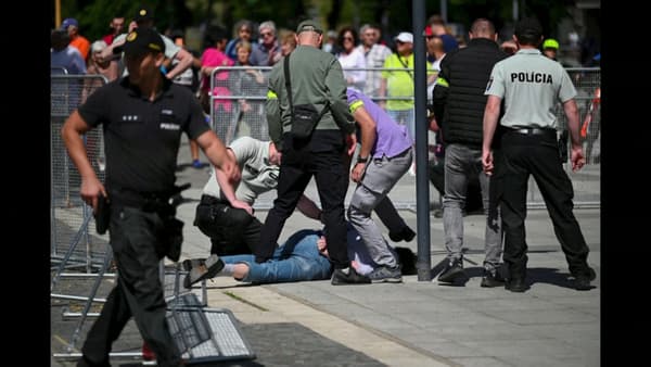 Un homme interpellé par la police slovaque après les tirs contre le Premier ministre Robert Fico, le 15 mai 2024.
