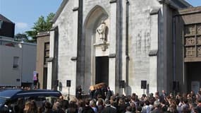 L'un des cinq cercueils de la famille Dupont de Ligonnès à la sortie de l'église Saint-Félix, à Nantes, où plusieurs centaines de personnes ont assisté jeudi à la messe d'obsèques d'Agnès Dupont de Ligonnès et de ses quatre enfants, retrouvés assassinés d