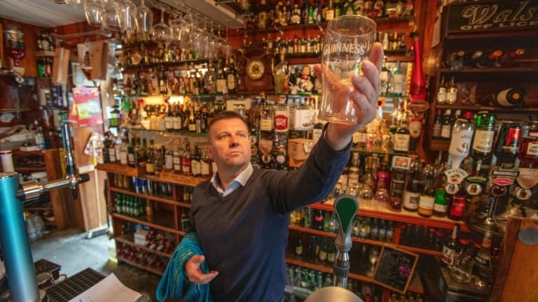 Le gérant du pub "Walsh's bar" Joe Sheridan, dans son établissement à Dunmore, dans l'ouest de l'Irlande, le 3 septembre 2020