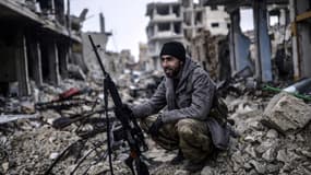 Un tireur d'élite kurde dans les ruines de Kobane, en Syrie, le 30 janvier 2015