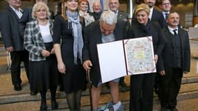 Le patron du Comité Helsinki croate pour les droits de l'homme, Ivan Zvonimir Cicak (C), à côté de la présidente croate Kolinda Grabar Kitarovic (2ed), à Zagreb, le 8 décembre 2015