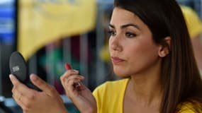 Une hôtesse pour le maillot jaune se maquille sur le Tour de France 2017