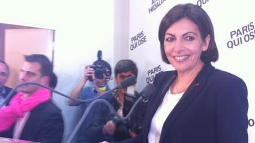 Anne Hidalgo rend hommage à Bertrand Delanoë, à son QG.