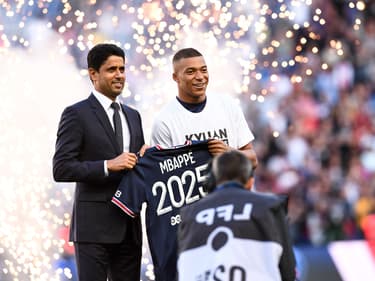 Nasser Al-Khelaïfi et Kylian Mbappé au moment de l'annonce de sa prolongation au PSG, le 21 mai 2022