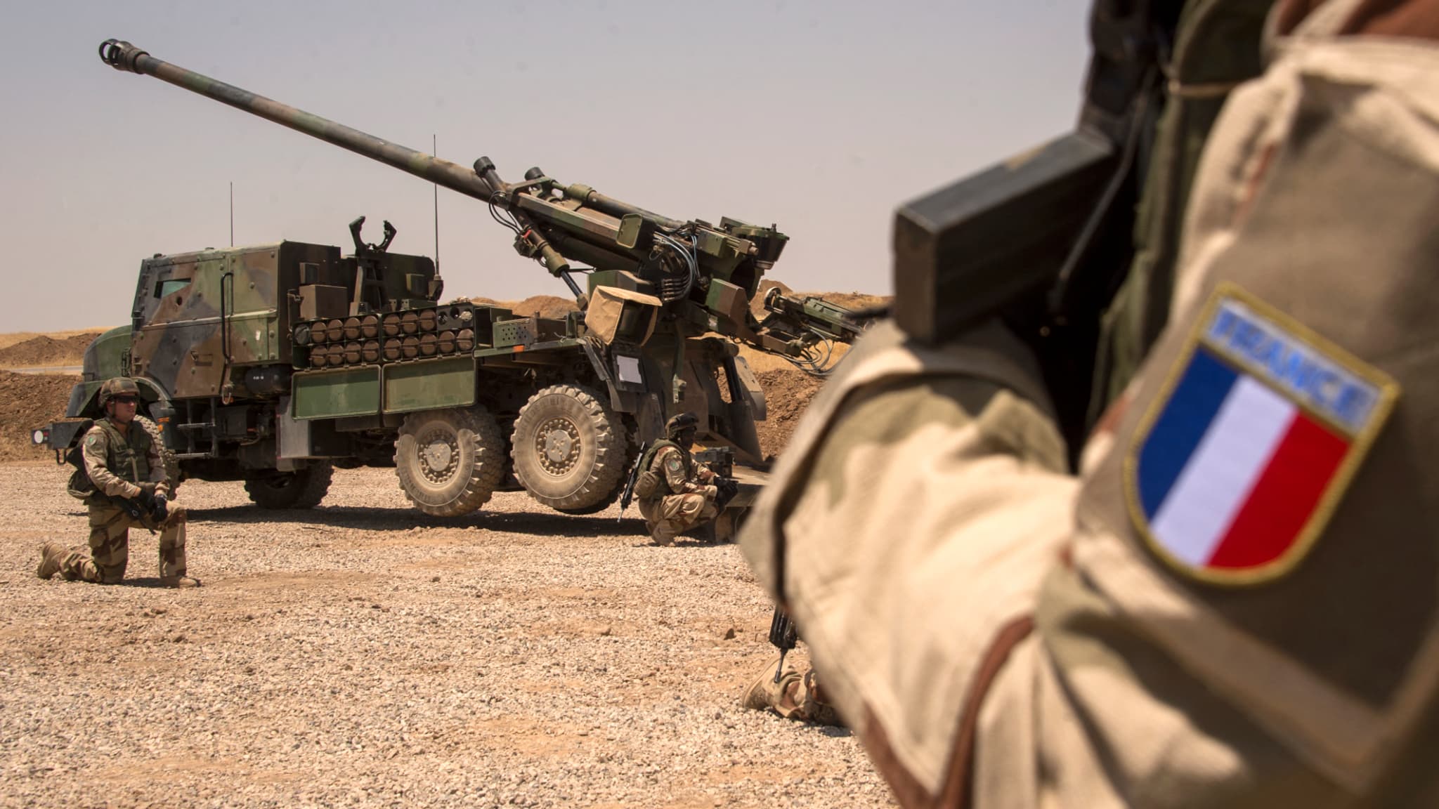 Des soldats français à côté d'une unité CAESAR, au nord de Mossoul le 13 juillet 2017 (photo d'illustration)