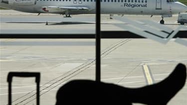 Air France compte démarrer au début octobre les vols depuis sa première base de province à Marseille, dans le cadre de son programme de réduction de coûts et de reconquête de parts de marché sur le moyen-courrier. /Photo d'archives/REUTERS/Jean-Paul Pélis