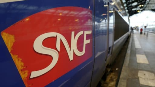 Le logo de la SNCF sur un TGV, le 25 février 2018 Gare de Lyon à Paris.