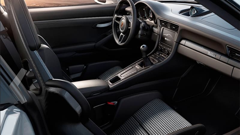 L'habitacle semble sommaire mais digne d'une Porsche. 