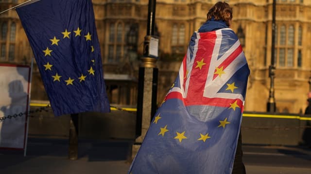 La Première ministre britannique Theresa May a promis mercredi de quitter ses fonctions si son accord de Brexit était adopté, abattant sa dernière carte pour tenter débloquer la situation chaotique au Parlement, incapable de se mettre d'accord sur une alternative.