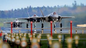Des F-35A américains en phase de décollage sur la base aérienne RAF Lakenheath au Royaum-Uni,