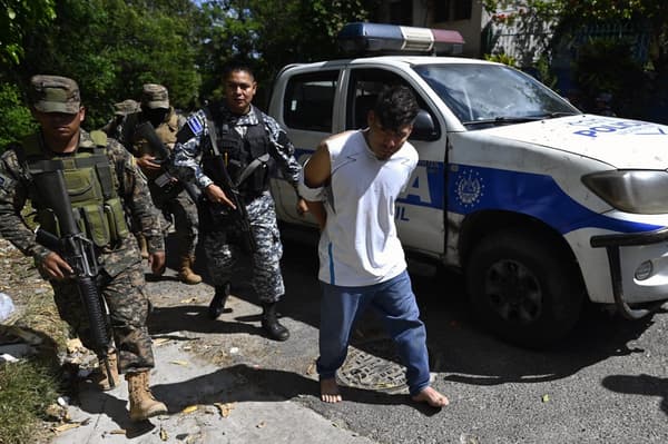 Des policiers et des soldats escortent des personnes arrêtées lors d'une opération contre des membres de gangs à Soyapango, au Salvador, le 3 décembre 2022.