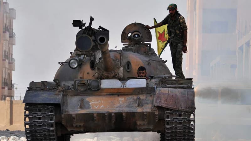 Un combattant kurde patrouille dans la ville d'Hassaké (nord-est de la Syrie)
