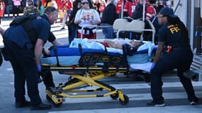 Une personne blessée est chargée dans une ambulance près du défilé de la victoire du Super Bowl LVIII des Chiefs de Kansas City, le 14 février 2024, à Kansas City, Missouri. Des coups de feu auraient été tirés pendant le défilé, selon la police.