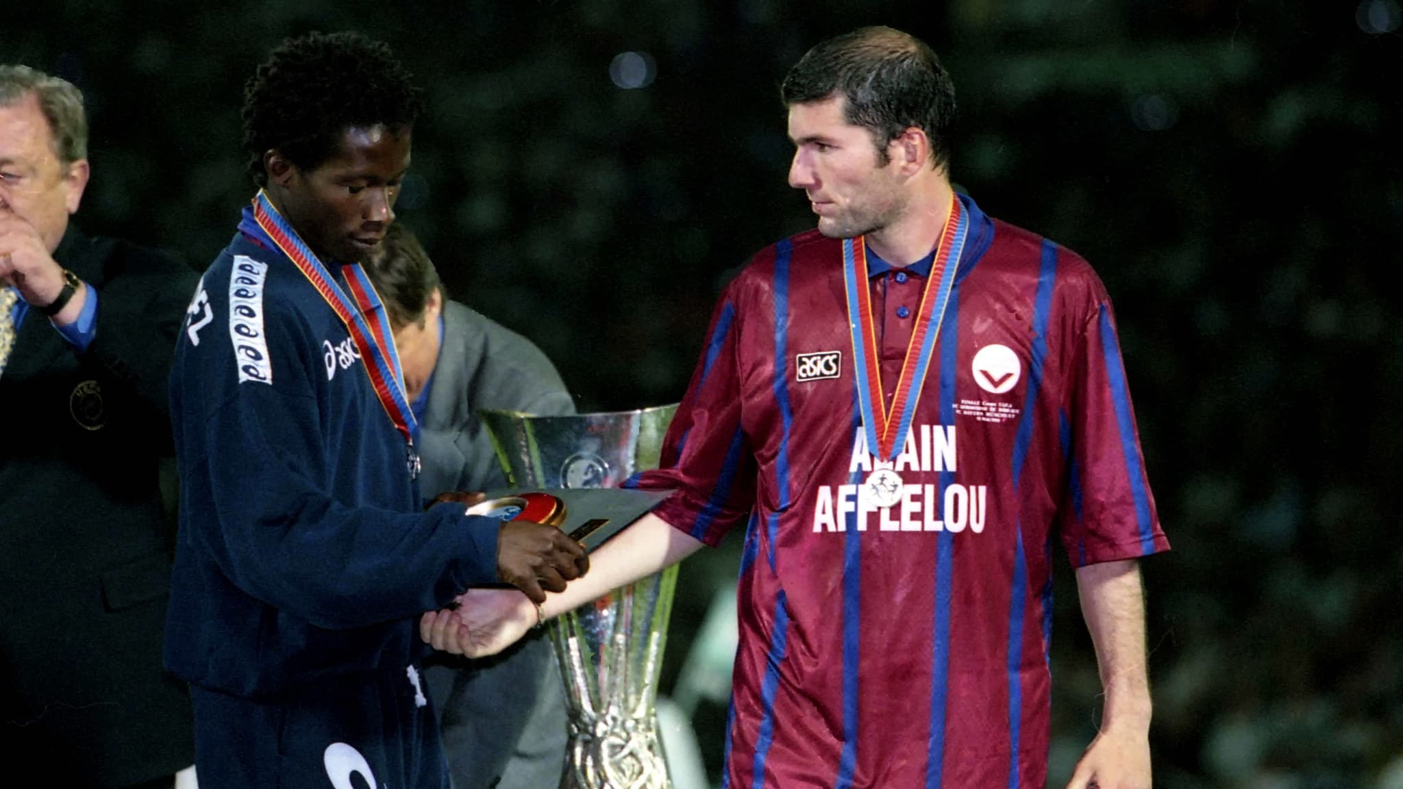 Zinédine Zidane après la défaite des Girondins de Bordeaux en finale de la Coupe UEFA contre le Bayern Munich, le 15 mai 1996