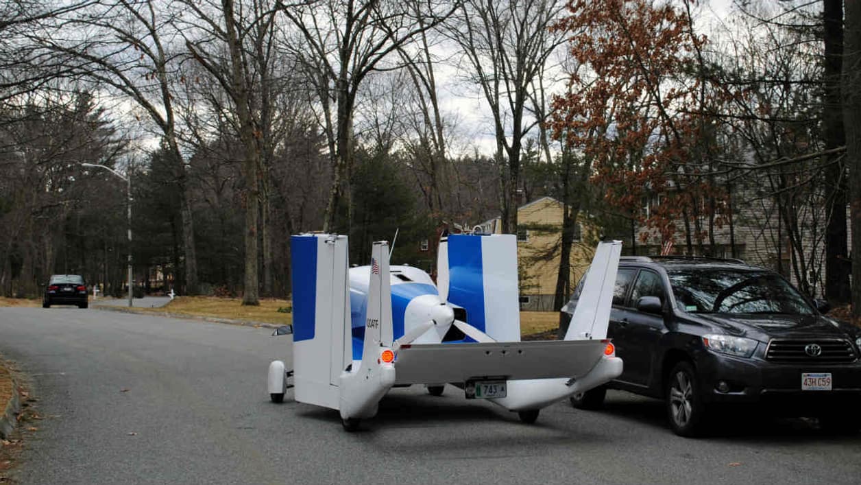 Si elle n'offre pas l'espace intérieur d'une voiture normale, le gabarit de la Transition n'est pas plus important que pour une voiture normale, l'autorisant à circuler sur route. Si elle n'offre pas l'espace intérieur d'une voiture normale, le gabarit de la Transition n'est pas plus important que pour une voiture normale, l'autorisant à circuler sur route.