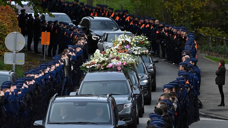 Des policiers belges font une haie d'honneur pour leur confrère tué par un terroriste le 10 novembre 2022