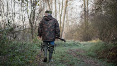 Un chasseur marche dans la nature à Vouvray, dans le centre de la France.
