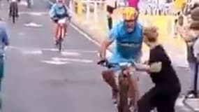 La collision entre le cycliste et la spectatrice lors de la course à El Hierro, dans les îles Canaries
