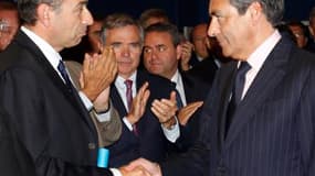 François Fillon (à droite) serre la main du chef de file des députés UMP Jean-François Copé (à gauche) en présence du président de l'Assemblée nationale Bernard Accoyer (deuxième à gauche) et du secrétaire général de l'UMP, Xavier Bertrand (deuxième à dro