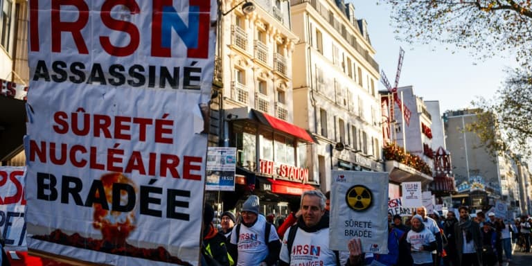 Des membres de l'Institut de radioprotection et de sûreté Nucléaire (IRSN) participent à une manifestation contre le projet de réforme de la sûreté nucléaire à Paris, le 20 décembre 2023