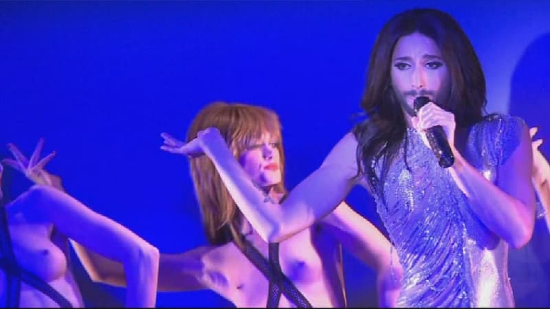Conchita Wurst se produisant au Crazy Horse, le 30 octobre 2014.