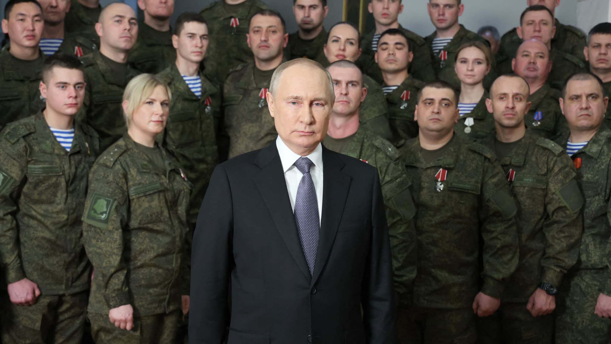 Vladimir Putin è stato accusato di aver fatto gli auguri di Capodanno davanti a comparse