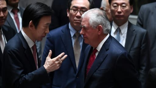 Le secrétaire d'Etat américain Rex Tillerson (d) avec le ministre sud-coréen des Affaires étrangères Yun Byung-se, le 28 avril 2017 à New York au siège des Nations unies Le secrétaire d'Etat américain Rex Tillerson (d) avec le ministre sud-coréen des Affaires étrangères Yun Byung-se, le 28 avril 2017 à New York au siège des Nations unies