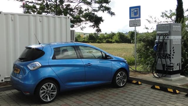 La société britannique Connected Energy et Renault ont installé deux  bornes de charge rapide en réutilisant des batteries de Zoé