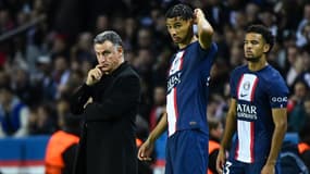 Christophe Galtier avec Hugo Ekitike et Warren Zaïre-Emery, à Paris le 25 octobre 2022