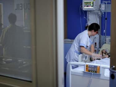 Une infirmière donne des soins à un patient dans un hôpital (illustration)